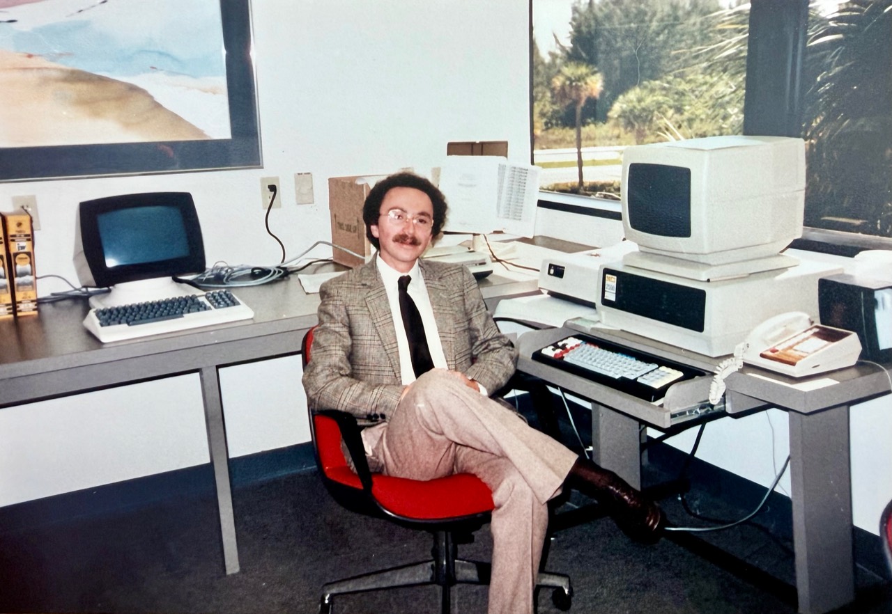 Ernesto Rey Moreno en su oficina durante la década de 1980 o 1990